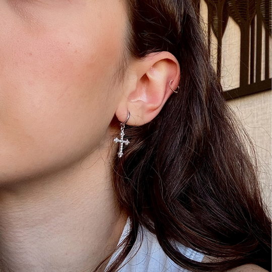Detalhe da cravação de micro zircônias cristal no brinco cruz dourado