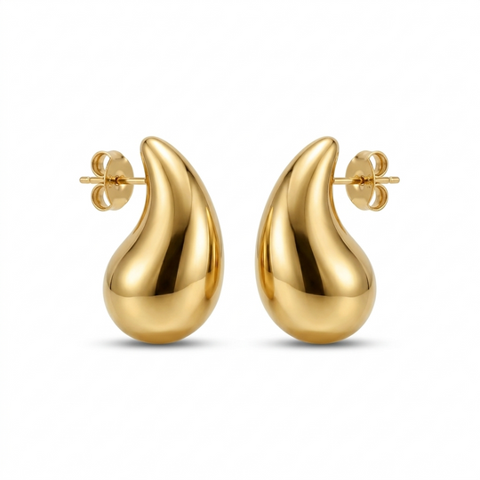 Detalhe do formato gota e acabamento dourado do brinco max