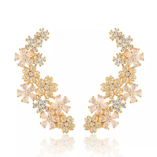 Brinco flores banho ouro 18k da Selet Joias com design floral sofisticado