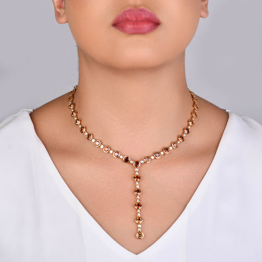 Mulher usando conjunto brinco e colar de zircônia âmbar dourado em ocasião especial