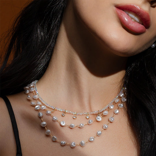 Modelo usando colar cristais branco banho ouro 18k no pescoço