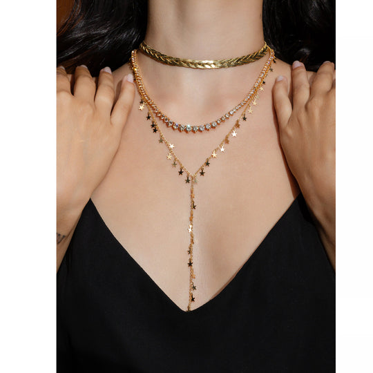 Mulher usando Colar Riviera Champagne Banho Ouro 18k em festa