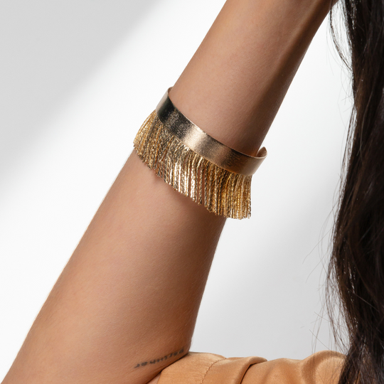 Mulher usando bracelete rígido franja no pulso com look moderno e elegante