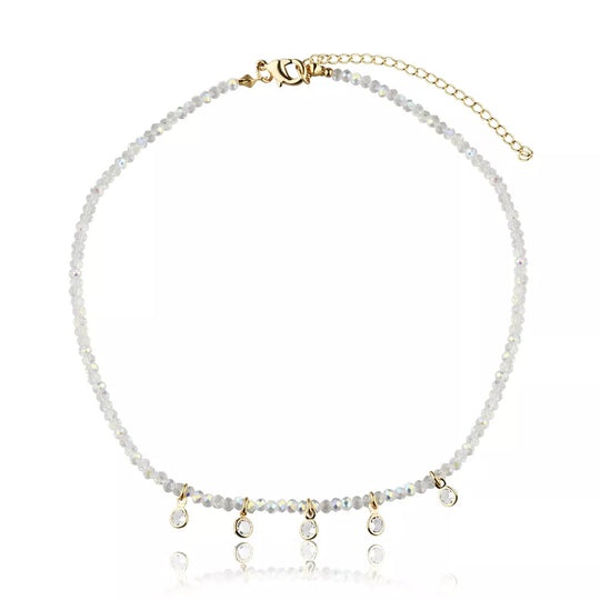 Colar cristais branco banho ouro 18k da Selet Joias em fundo claro
