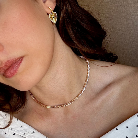 Modelo usando colar mini riviera delicado no pescoço, banho dourado ou prateado