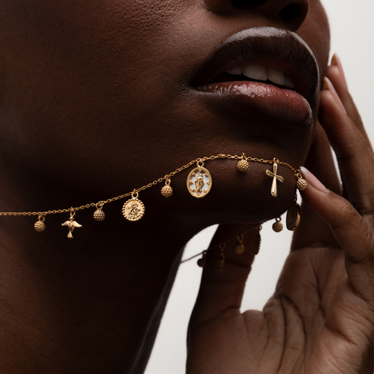 Mulher usando Colar Cruz Proteção Banho Ouro 18k no pescoço