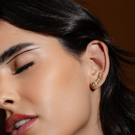 Mulher usando brinco ear cuff champagne com banho de ouro 18k