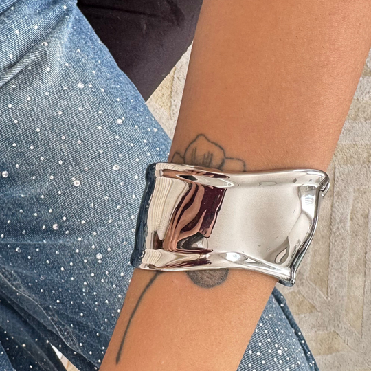Mulher usando bracelete liso prateado no pulso