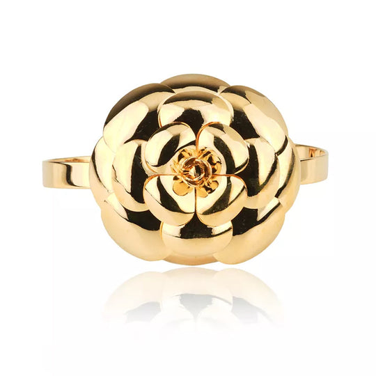 Bracelete flor banho ouro 18k com design delicado e feminino