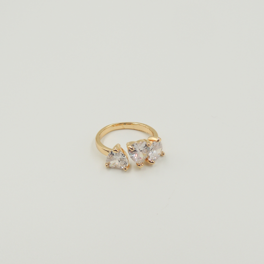 Mulher usando anel ajustável três corações banho ouro 18k