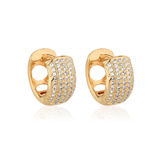 Close-up do trio de brincos argola banho ouro 18k mostrando acabamento polido