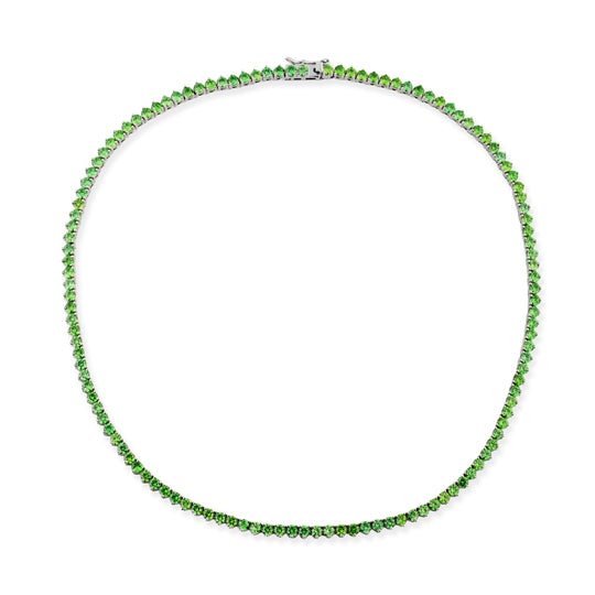 Modelo usando colar riviera verde com zircônias em banho ródio branco