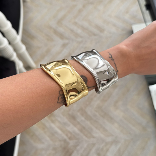 Mulher usando bracelete liso prateado no pulso