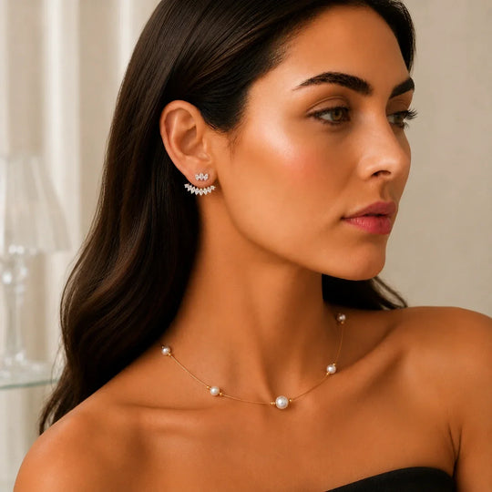 Modelo usando brinco ear jacket com zircônias banho ouro 18k | Selet Joias