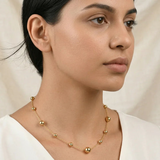 Mulher usando colar bolinha lisa minimalista com visual elegante (foto 4)
