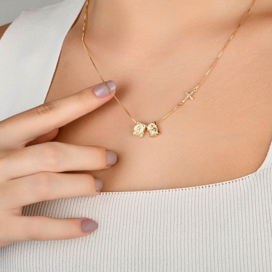 Detalhe da cruz cravejada com micro zircônias do colar escapulário dourado