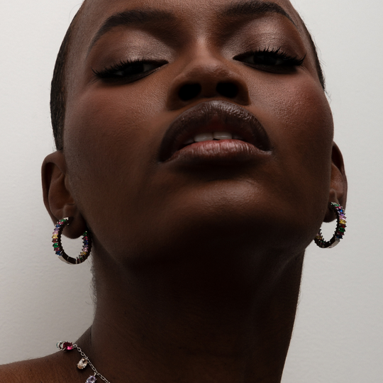 Detalhe das zircônias cravejadas no brinco argola ródio branco