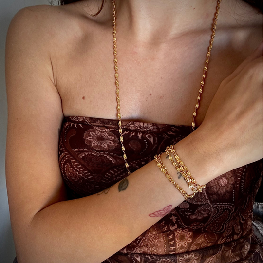 Detalhe do design torcido do Colar Liso Dourado com brilho intenso