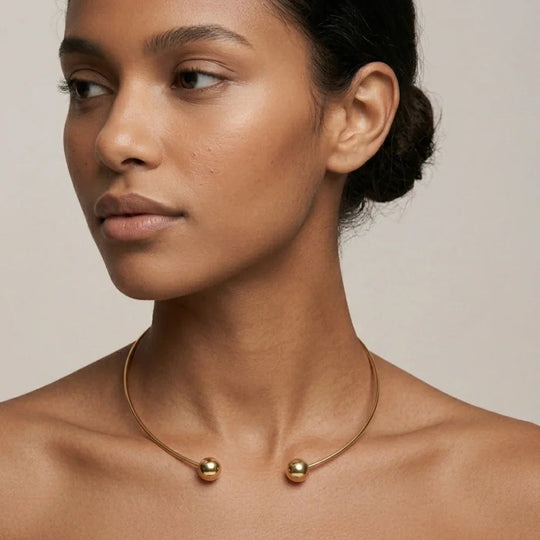 Detalhe do trio bola: choker rígida, brinco e pulseira com esferas polidas