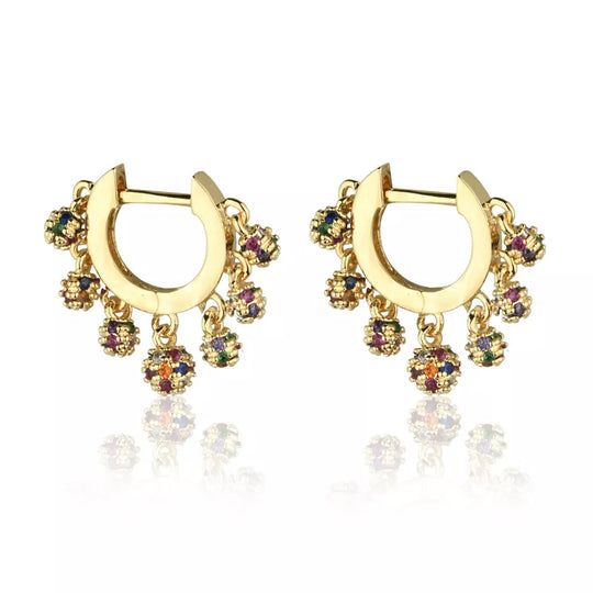 Brinco argola dourado com micro bolinhas coloridas de zircônia, banho ouro 18k