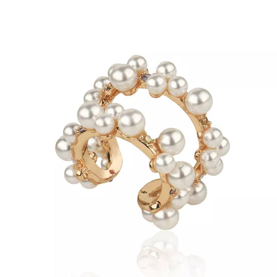 Ear cuff pérolas banho ouro 18k da Selet Joias em fundo neutro