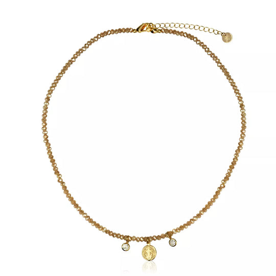Colar com cristais champagne e banho de ouro 18k da Selet Joias em fundo claro