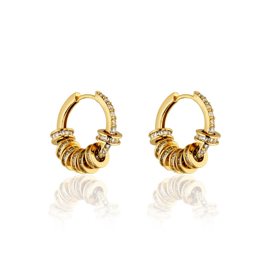Mulher usando brinco argola elos zircônia banho ouro 18k no dia a dia