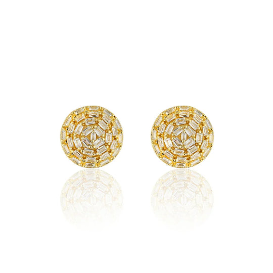 Par de brincos redondos zircônias baguete banho ouro 18k sobre fundo neutro