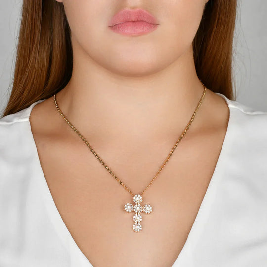 Corrente com Pingente Cruz banho ouro 18k em destaque sobre fundo neutro, pingente cruz cravejado de zircônias cristal