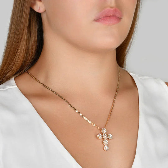 Detalhe do acabamento do corrente com Pingente Cruz banho ouro 18k, pingente de 3 cm inspirado na alta joalheria