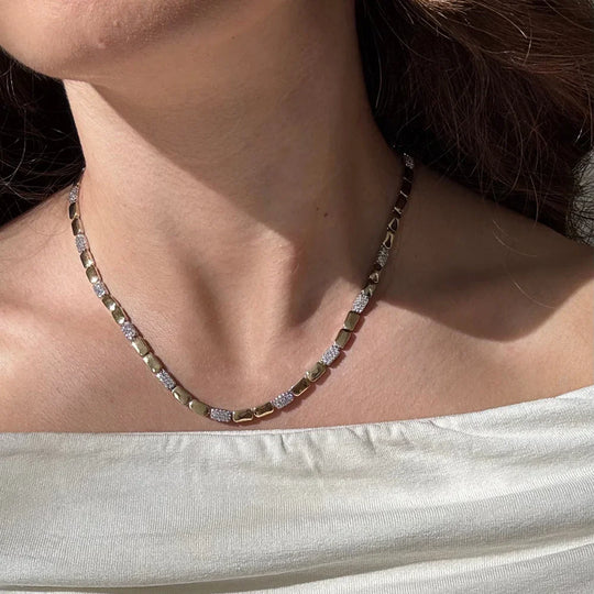 Detalhe das microzircônias cristal AAA cravejadas no Colar Bicolor ouro 18k e ródio branco