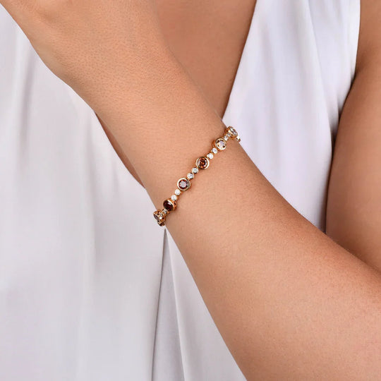 Pulseira Zircônias Âmbar banho ouro 18k em destaque, cravação contínua em tons quentes