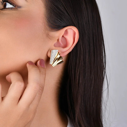 Detalhe do brinco robusto zircônias banho ouro 18k mostrando a estrutura marcante