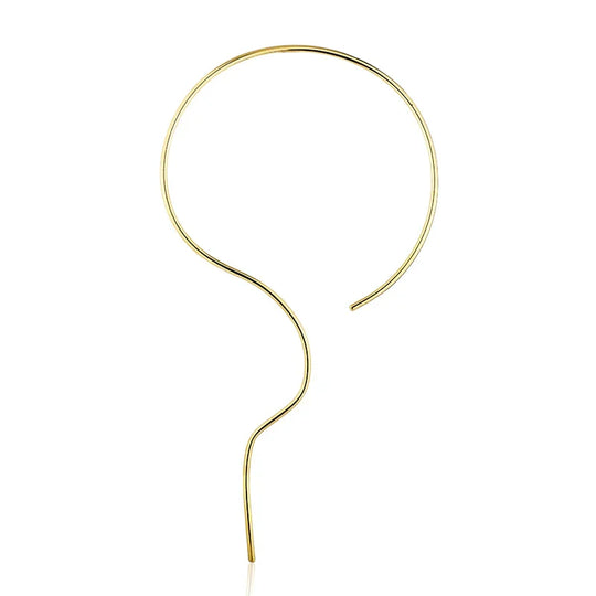 Choker aro gravata ondulada banho ouro 18k em destaque, textura ondulada com movimento