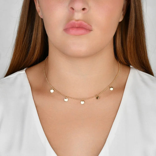 Choker Medalhas banho ouro 18k vista de perto, movimento sutil das medalhas no colo