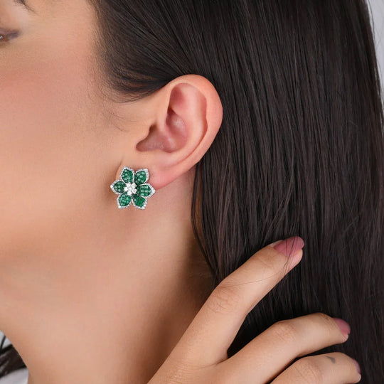 Detalhe das zircônias verde esmeralda e cristal do Brinco Flor Zircônia Esmeralda em ródio branco