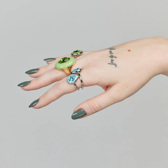 Anel Verde Esmaltado Quadrado usado na mão, combinado com anéis coloridos banho ródio branco