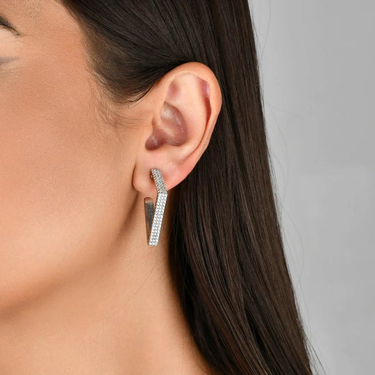 Brinco argola micro zircônias banho ródio branco em destaque, brilho delicado e sofisticado
