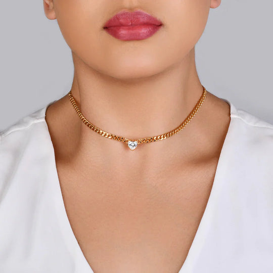 Detalhe do acabamento do conjunto Zircônia Coração banho ouro 18k, pingente de coração em corrente delicada