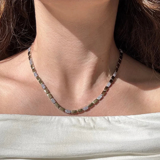 Colar Bicolor Micro Zircônias banho ouro 18k e ródio branco usado no pescoço em look sofisticado