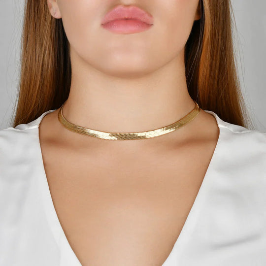Gargantilha Laminada banho ouro 18k em destaque, lâmina dourada com textura ondulada