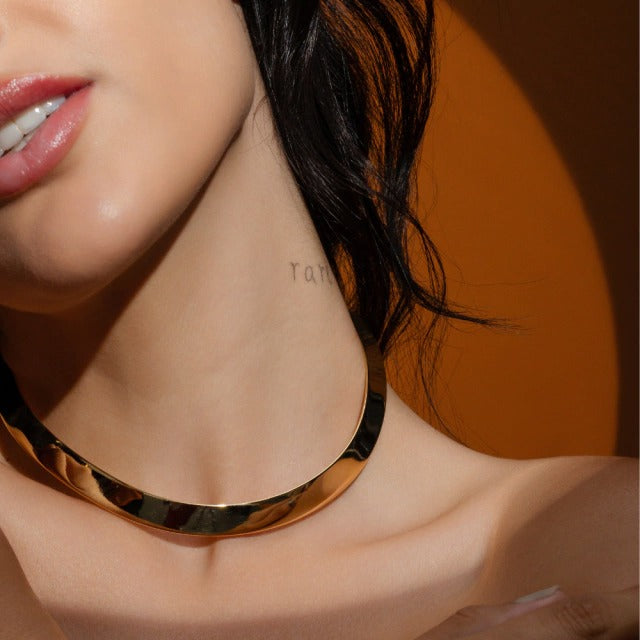 Colar choker em semijoia com banho de ouro 18k: tamanhos e combinações por decote - Selet Joias
