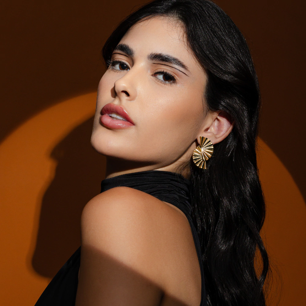 Looks com Acessórios Dourados: Como Usar e Brilhar em Qualquer Estilo