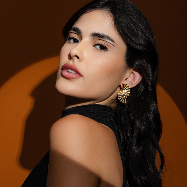 Looks com Acessórios Dourados: Como Usar e Brilhar em Qualquer Estilo