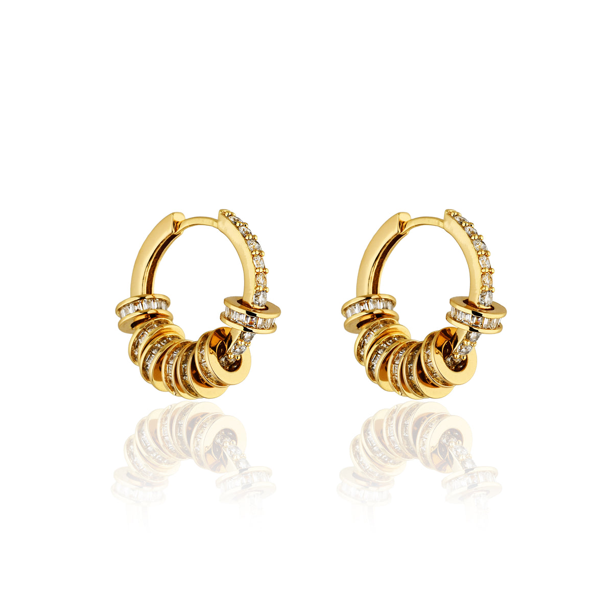 Brinco argola elos com zircônias banho ouro 18k da Selet Joias em fundo claro