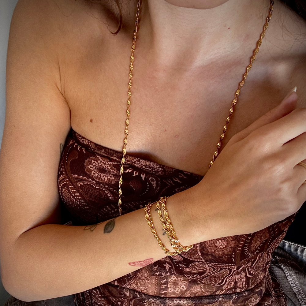 Mulher usando Colar Torcido Liso Banho Ouro 18k no pescoço