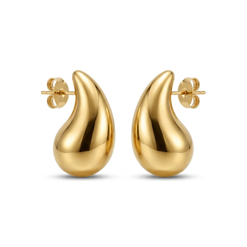 Detalhe do formato gota e acabamento dourado do brinco max