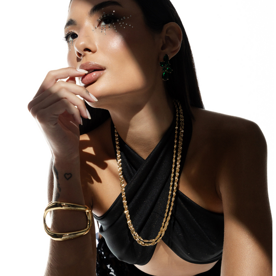 Mulher usando Colar Torcido Liso Banho Ouro 18k no pescoço