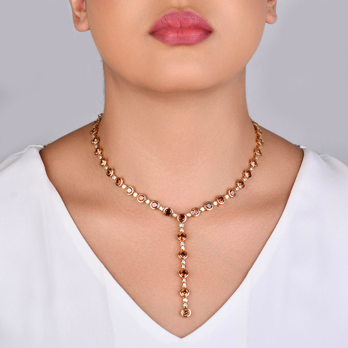 Mulher usando conjunto brinco e colar de zircônia âmbar dourado em ocasião especial