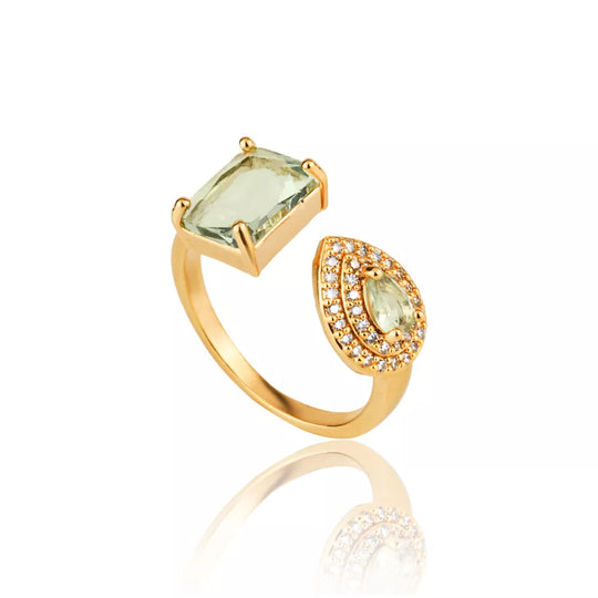 Anel ajustável com zircônias cravejadas, banho ouro 18k, em fundo claro